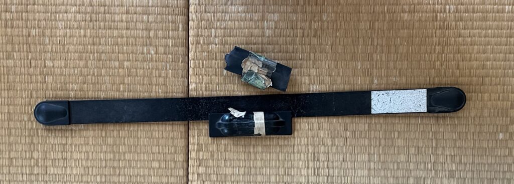 バラバラになった黒いエアロバー