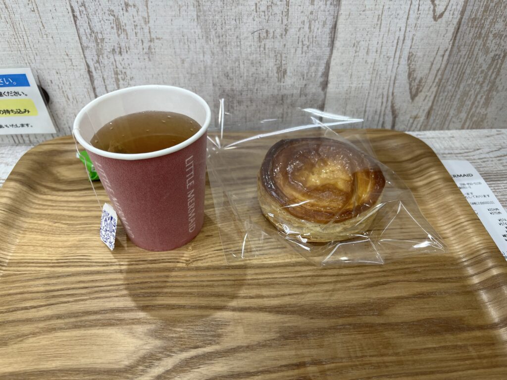 カフェスペース。木製トレーの上にパンと紅茶