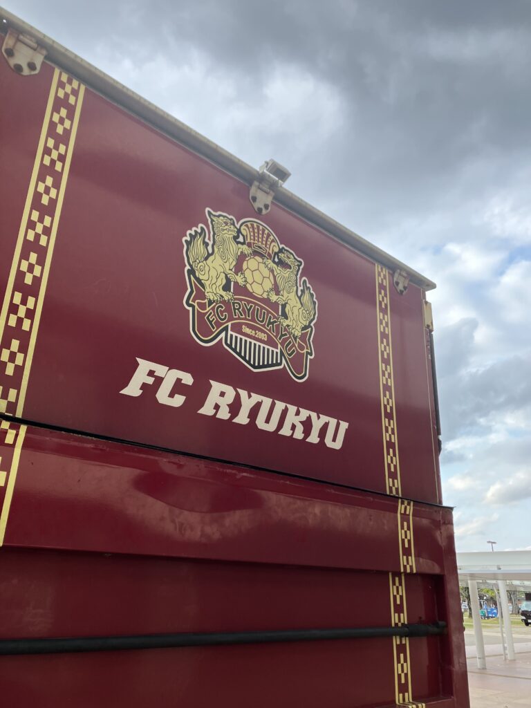 FC琉球ロゴのついたトラック荷台
